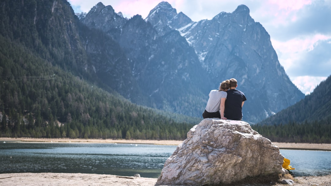 Wat een relatie sterk maakt — en waarom sommige liefdes toch eindigen