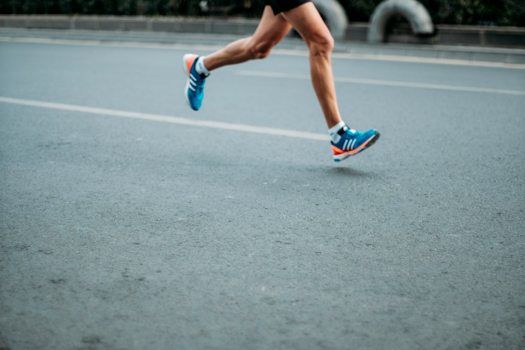Hardlopen met spierpijn: wanneer kun je door en wanneer stop je beter?