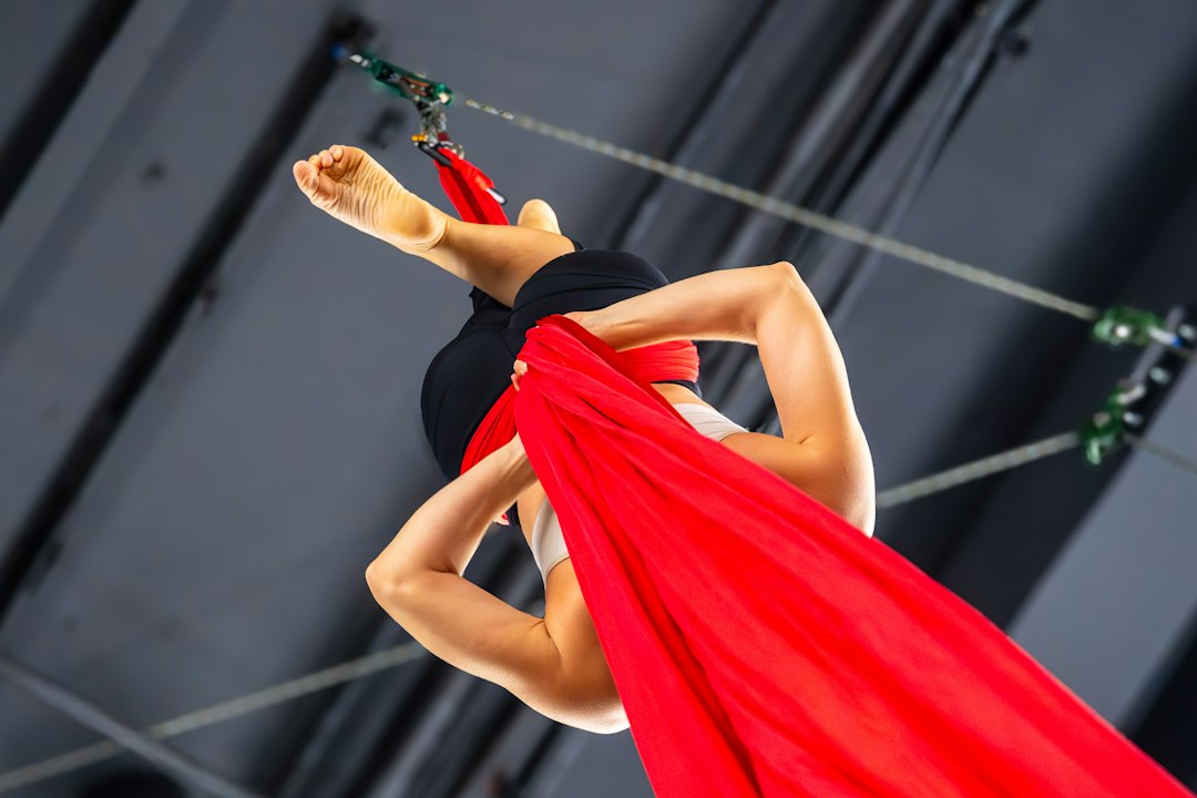 Aerial yoga: wat het is, wat je ervan kunt verwachten en voor wie het geschikt is