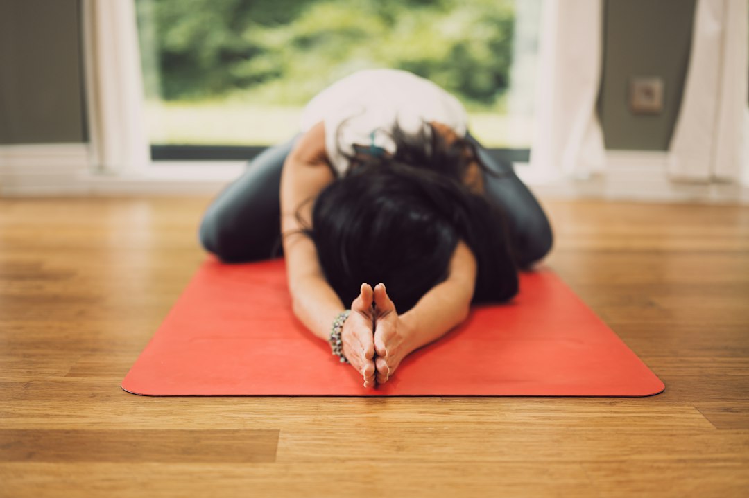 Restorative yoga: alles wat je moet weten over deze herstellende yogastijl