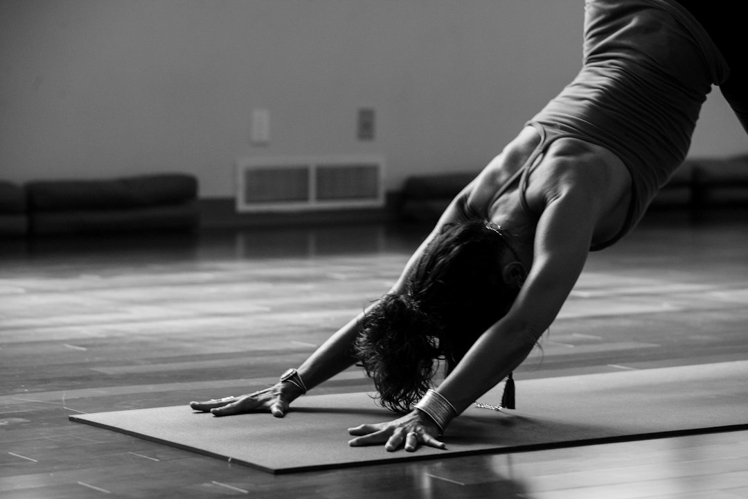 Hot yoga: alles wat je moet weten over sporten in de hitte