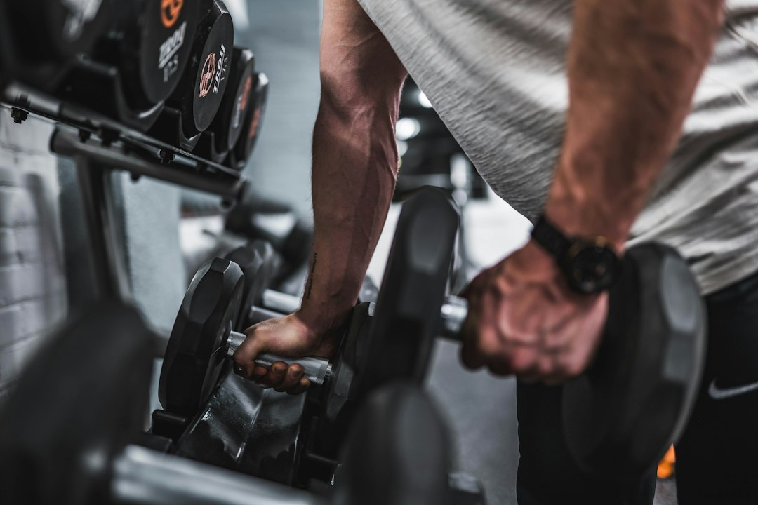 Krachttraining en afvallen: zo werkt het écht