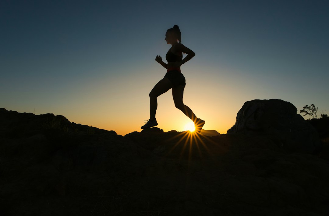 Sporten tijdens je menstruatie: wat werkt en wat je beter kunt vermijden