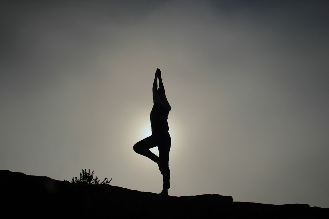 Tree pose yoga: zo voer je de boomhouding correct uit